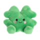 Grünes, plüschiges Kissen in Form eines Kleeblatts mit einem lächelnden Gesicht und großen Augen.