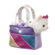 Plüschkatze mit Krone sitzt in einer bunten Handtasche mit zwei Tragegriffen und einer Schleife.