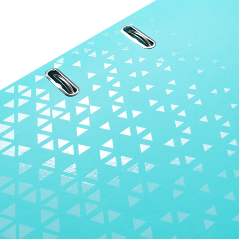 Türkisfarbige Oberfläche mit einem geometrischen Muster aus kleinen, weißen Dreiecken und zwei Metallösen.