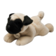 Plüschmops in liegender Position, mit beigem Körper und schwarzem Gesicht. Das Spielzeug hat eine kleine Schwanzspitze und ein Etikett.