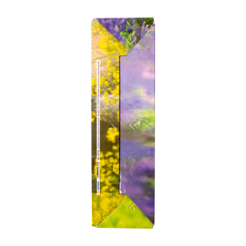 Eine längliche Verpackung mit bunten Blumenmustern in Gelb und Lila, die eine natürliche, fröhliche Atmosphäre vermittelt.