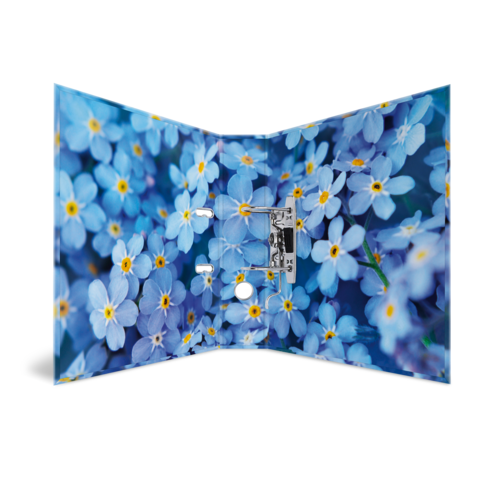 Ein aufgeschlagenes Buch mit einem blauen Blumenmuster, das kleine, hellblaue Blüten zeigt. Die Innenseiten sind dekorativ gestaltet.
