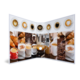 Ein aufgeschlagenes Faltblatt mit Bildern von Kaffee, Croissants und verschiedenen Getränken, darunter Espresso und Latte Macchiato.