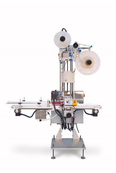 Eine Etikettiermaschine mit zwei Rollen, einem Förderband und verschiedenen Bedienelementen zur Anwendung von Etiketten auf Produkte.