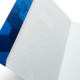 Ein offenes Notizbuch mit einem blauen, geometrischen Cover und leeren Seiten im Inneren.