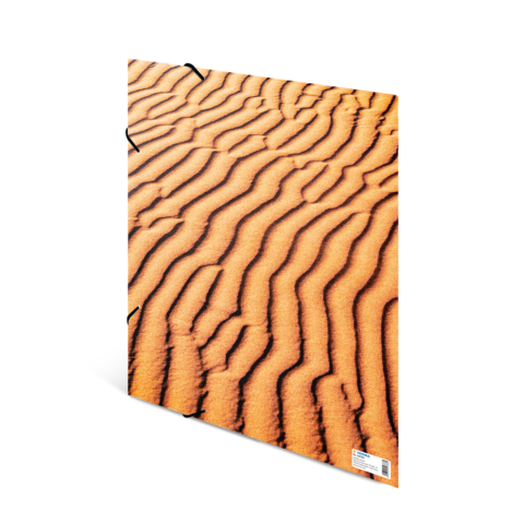 Sanddünen mit wellenförmigen Mustern in verschiedenen Orangetönen.
