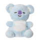 Kuscheltier in Form eines Koalas, mit blauer Fellfarbe, lächelndem Gesicht und lila Nase.