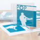 CD-Hülle mit blauem Cover und Silhouette eines Musikers, umgeben von weiteren Drucks und Kopfhörern.