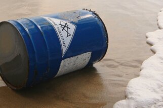 Seewasserbeständige Etiketten: Chemiefass am Ufer angeschwemmt, mit seewasserbeständigem Etikett