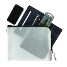 Ein durchsichtiger Beutel mit einem Smartphone, einem Notizbuch, einem Stift und einem Taschenrechner.