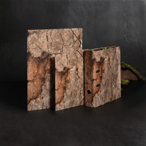 Ordner und Mappen mit einer Oberfläche, die wie Baumrinde aussieht, angeordnet auf einem dunklen Untergrund.