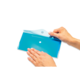 Eine Hand hält eine transparente, blaue Mappe, während die andere Hand den Deckel öffnet.