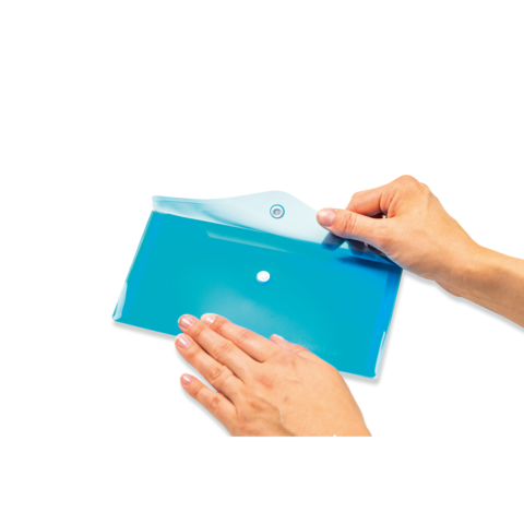 Eine Hand hält eine transparente, blaue Mappe, während die andere Hand den Deckel öffnet.