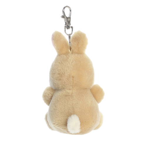 Plüschhase mit Anhänger, von hinten sichtbar. Der Hase hat große Ohren und einen kleinen weißen Schwanz.