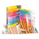 Bunte Mappen mit Pinselmotiven und farbigen Streifen im Hintergrund, die Kreativität und Kunst repräsentieren.