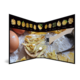 Ein aufgeschlagenes Kochbuch zeigt verschiedene Pasta-Sorten, Eier und Mehl auf einem Holzbrett.