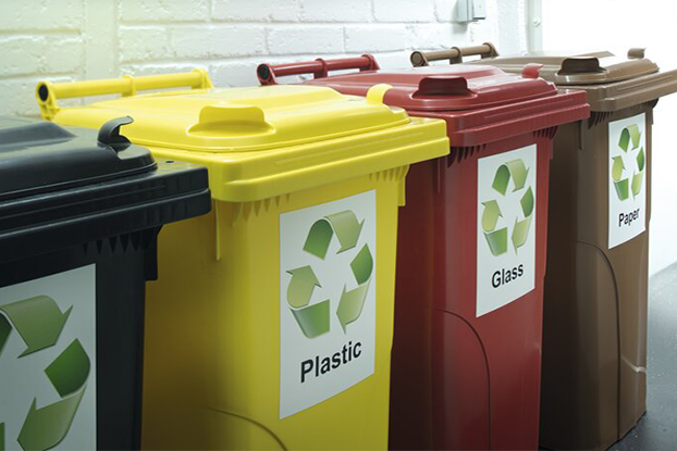Etiketten für Rundverklebungen, verschiedene Abfallbehälter für Recycling und besonders robuste Anwendungen.