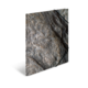 Eine strukturierte Felsoberfläche mit verschiedenen Grautönen und kleinen Rissen, die die natürliche Textur des Gesteins zeigt.