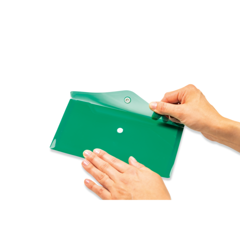 Eine Hand hält eine grüne, transparente Abdeckung, während die andere Hand darauf liegt. Die Abdeckung hat einen kleinen weißen Knopf.