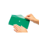 Eine Hand hält eine grüne, transparente Abdeckung, während die andere Hand darauf liegt. Die Abdeckung hat einen kleinen weißen Knopf.