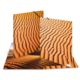 Sanddünen mit wellenförmigen Mustern in warmen Orangetönen, die die Textur und Form der Landschaft darstellen.