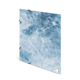 Eisige Oberfläche mit blauen und weißen Mustern, die durch Frost und Kälte entstanden sind.