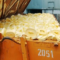 Nachhaltige Etiketten: Container mit Trägerpapierabfall, Müll vermeiden mit HERMA InNo-Liner-System