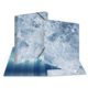 Eisige Ordner mit transparenten, blauen Cover-Designs, die auf einer Wasseroberfläche platziert sind.