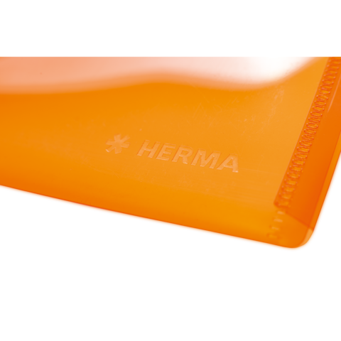 Transparente, orangefarbene Kunststoffhülle mit dem eingeprägten Markennamen "HERMA".