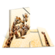 Ein Notizbuch mit Giraffenmotiven, das mehrere Giraffenköpfe zeigt, auf einem hellen, strukturierten Hintergrund.