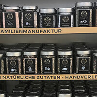 Rollenetiketten im Digitaldruck online bestellen: Gewürzgläser mit Gewürzetiketten im Regal
