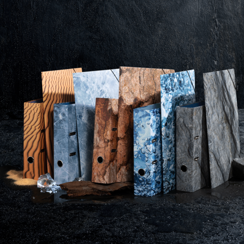 Verschiedene Muster und Farben von Steinplatten, angeordnet in einer Reihe auf einer dunklen Oberfläche.