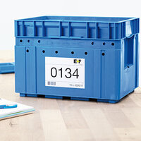 Universaletikett auf blauer Box aufgeklebt