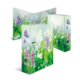 Ein dreidimensionales Display mit bunten Schmetterlingen und Blumen auf einem grünen Hintergrund.