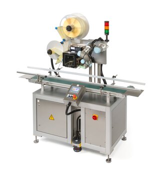 Etikettiermaschine mit Förderband, ausgestattet mit einem Drucker und einer Steuerungseinheit, zur Anwendung in der Verpackungsindustrie.