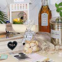 Geschenkesticker und Anhänger auf verschiedenen Verpackungen und Gläsern