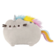 Kuscheltier in Form einer Katze mit einem Einhornhorn und buntem, flauschigem Schwanz.