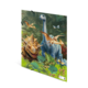 Dinosaurier in einer üppigen, grünen Landschaft, darunter ein Styracosaurus und ein Brachiosaurus, umgeben von fliegenden Pterosauriern.