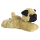 Ein plüschiger, liegender Mops mit beigem Körper und schwarzem Gesicht.