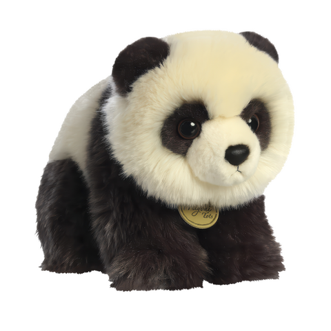 Plüschpanda mit runden Augen und einem weichen, schwarz-weißen Fell. Trägt ein kleines Etikett am Hals.