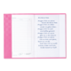 Ein offenes Notizbuch mit handschriftlichem Text über die kleine Hexe, der verschiedene Aktivitäten und Ereignisse beschreibt.