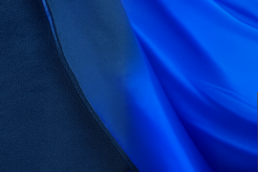 Pakete stehen vor einer blauen Flagge der Europäischen Union mit gelben Sternen.