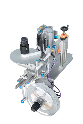 Automatische Etikettiermaschine mit einem runden Etikettierkopf und einer Spule für Etikettenmaterial.