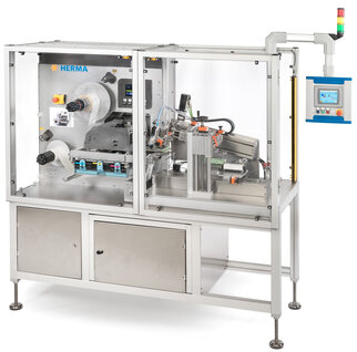 Automatische Etikettiermaschine mit transparentem Gehäuse, Steuerungseinheit und verschiedenen Komponenten zur Etikettierung von Produkten.
