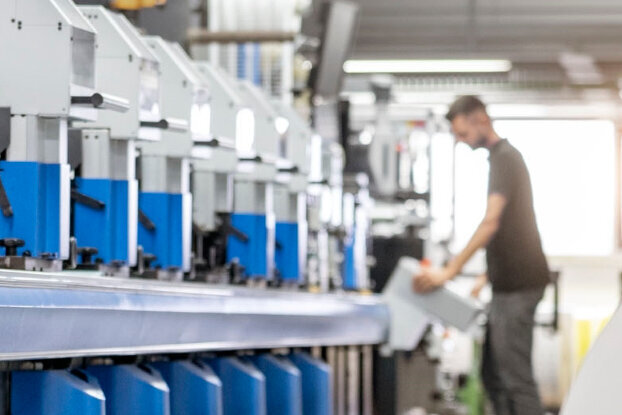 HERMA Stanz- und Druckmaschine in der Etikettenproduktion, Querformat
