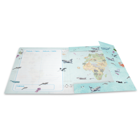 Ein offenes Notizbuch mit einer Weltkarte, umgeben von Illustrationen von Meereslebewesen und Platz für Notizen auf der linken Seite.