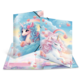 Zwei Einhörner mit bunten Mähnen und Herzen in einer Wolkenlandschaft, umgeben von einem Regenbogen und rosa Rosen.