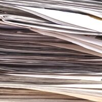 Nachhaltige Etiketten: Altpapier im Stapel, Basismaterial für HERMA Recyclingetiketten