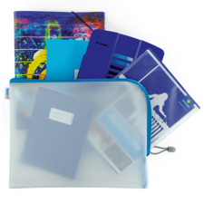 Ein durchsichtiger Beutel mit bunten Notizheften, einem Ordner und weiteren Schreibwaren in verschiedenen Farben.