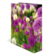 Ein Ordner mit einem bunten Blumenmuster, das hauptsächlich aus lila und weißen Blüten besteht, vor einem unscharfen, grünen Hintergrund.
